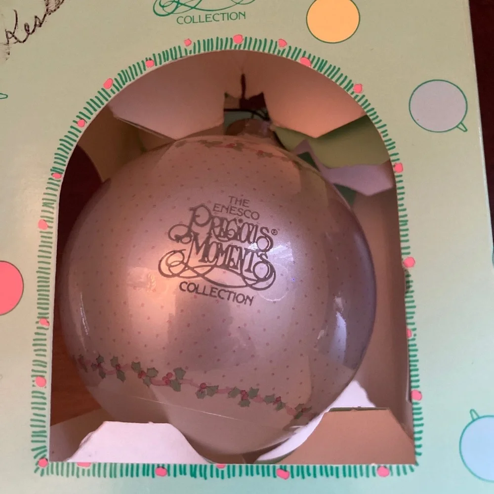 The Enesco Precious Moments Collection 1989 Round Ornament 'Peace To All' - Picture 2 of 3